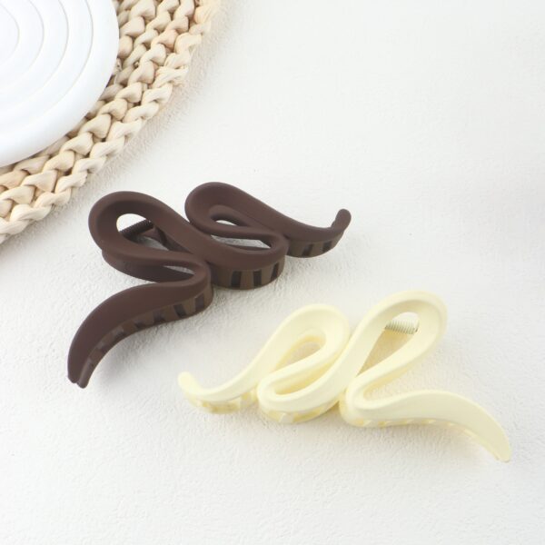 CHRONEX 2PCS Solid Color Matted Hair Claw Clips Large Wavy Hair Grab Clips For Women And Girls - Image 4